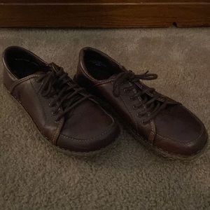 Born brown leather shoes.  Size 8.5